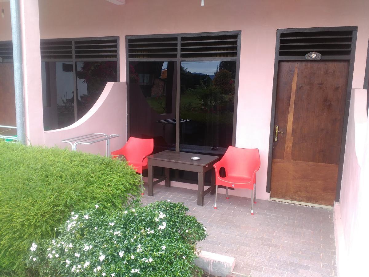 Bernard Guest House & Resto Redpartner Ambarita Exterior foto